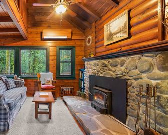 Boulder Creek Cabin: A historic, cozy log cabin escape by the stream. - Brightwood - Sala de estar