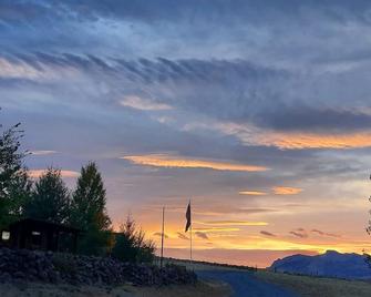 Historic Bunkhouse with 360 degree Mountain Views with river access - Wapiti - Vista del exterior