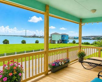 Modern Seabrook Bayfront Escape: Coastal Views, Near Kemah Boardwalk - Seabrook - Balcony