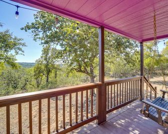 Whimsical Cabin w/ Grill 4 Mi to Lake Brownwood! - Brownwood - Balkon