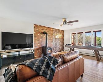 Waterfront Retreat By Henn House Properties - Cheboygan - Living room