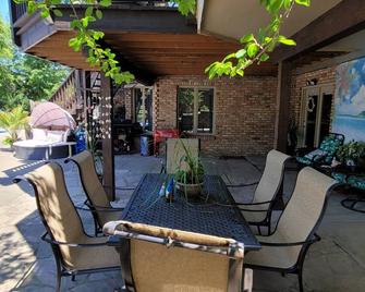 Lakefront walk-out basement with private Pool, Hot Tub, Sauna and Pool Table - Omaha - Patio