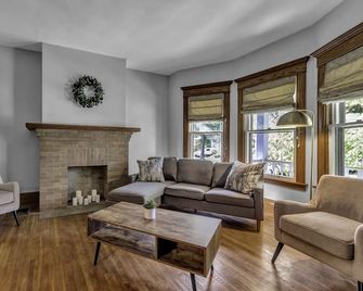 Beautifully Renovated 3 bedroom Elmwood Village Apt - Buffalo - Living room