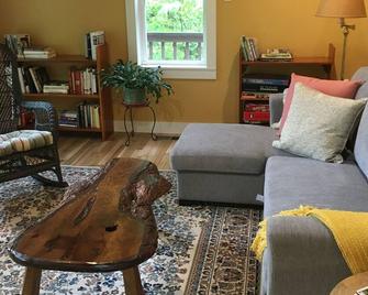 Mountain View Cottage - Hillsboro - Living room