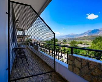 City Street Hotel - Gjirokastër - Balcon