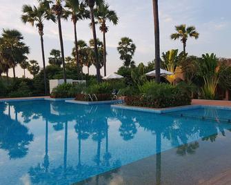 Famous Hotel Bagan - Bagan - Piscina