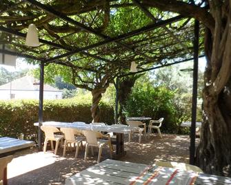 Hôtel Et Restaurant Traditionnel L' Escalandes - Castets - Patio
