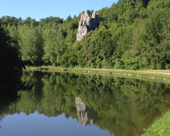 Two-bedroom house in a charming canal village, Burgundy, France with free wifi - Lucy-sur-Yonne - Vista del exterior