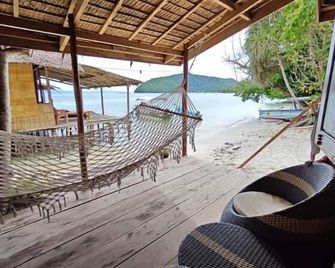 Gibran Dive Guest House - Besir - Patio