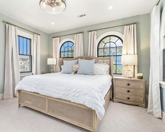 4 BR 3 BA for 12 - steps to North Beach, walk to Downtown, off-street parking! - South Haven - Schlafzimmer