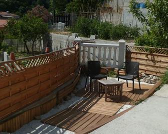 two-person studio with terrace in outbuilding of main house - Menton - Balkong
