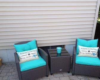 Cute And Comfy Cottage - 1 Mile To Wells Beach & 3 Miles To Ogunquit Beach! - Wells - Patio