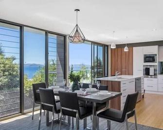 New Architect designed Coastal retreat-water views - Kingston Beach - Comedor