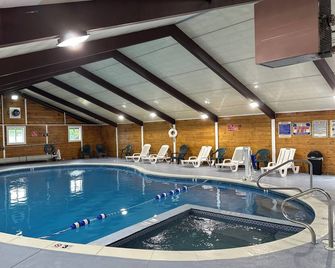 The Bridgeway - Buzzards Bay - Piscina