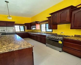 Nature view in a quiet urban neighborhood 1-bedroom house with WiFi and AC - Corozal - Kitchen
