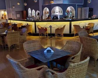 El Oumnia Puerto & Spa - טנג'יר - בר