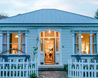 Villa Akaroa - Akaroa Pet Friendly Holiday Home - Akaroa - Building