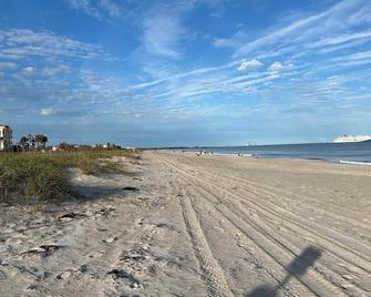 Perfect for that 3-month Internship - Nautical \'Cottage\' near the ocean - Cape Canaveral