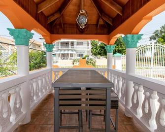 Runaway Bay Gem Suite - Runaway Bay - Balcony