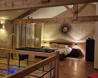 Family friendly house with private heated pool and panoramic views of the Gers. - Saint-Médard - Bedroom