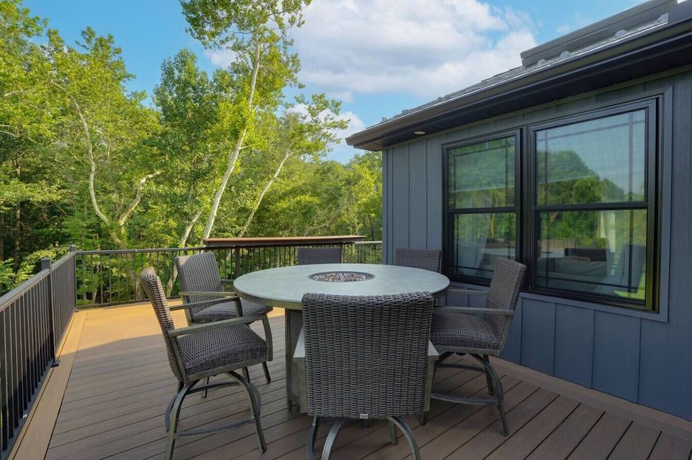 The Oakdale Retreat with Pickleball Court