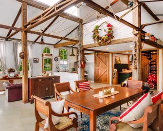 Stunning barn with views of Mount Macedon - Bullengarook - Dining room