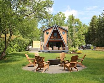Newly Constructed - The Colby House is a stunning getaway in beautiful Belfast! - Belfast - Terasa