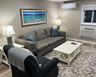 East Bay Getaway Cottage - Minutes away from Downtown Traverse City & Horse Show - Williamsburg - Living room