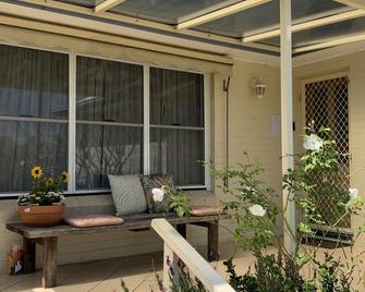 Coastal cottage, walk to surf, sand, town, cafes, bars, just north of Forster. - Old Bar - Patio