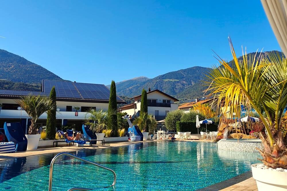 Holiday Resort Schlosshof Luxury Camping & Charming Hotel