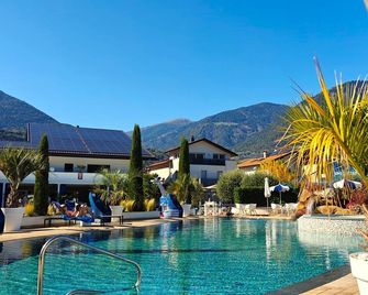 Holiday Resort Schlosshof Luxury Camping & Charming Hotel - Lana - Bazén