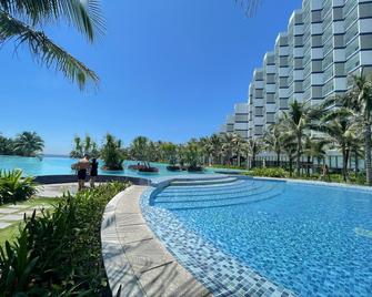 Resort The Arena Cam Ranh - Deluxe Seaview - Cam Ranh - Piscina
