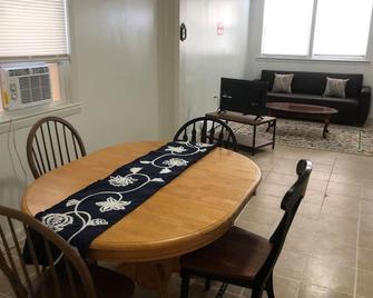Private 3-bedroom house, 15-min walk to NYC train - Perth Amboy - Dining room