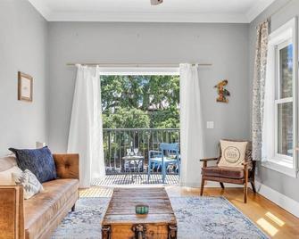 Cozy 2bed, 2bath loft in downtown Darien, GA! Enjoy a master room with a balcony view of the river. - Darien - Sala de estar