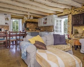 Le Mouton qui Rit, renovated historical farmhouse with pool and stunning view - Saint-Pompont - Living room