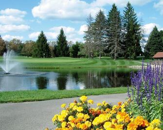 Julia's Bed & Breakfast 6500 Sq Ft. Sleeps 16 with 8 Bathrooms - Hubbard - Outdoors view