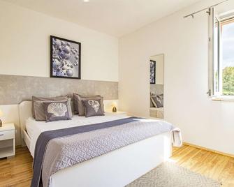 Beautiful apartment with sea view and private parking - Metajna - Habitación