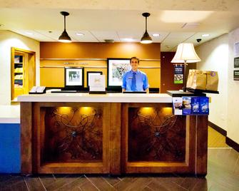 Hampton Inn & Suites Fresno - Fresno - Front desk