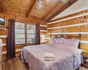 A Lover's Paradise 1 Bedroom Cabin Heavenly Views Resort - פיג'ון פורג' - חדר שינה