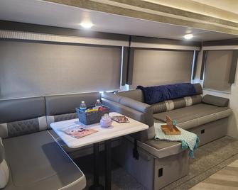 Grand Canyon Rv Glamping - Williams - Living room