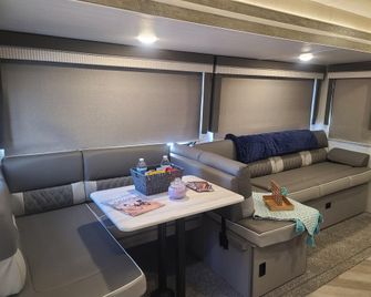 Grand Canyon Rv Glamping - וויליאמס - סלון