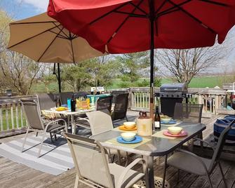 Cozy 2 Bedroom Cottage Walking Distance to the Beach - Bluewater - Patio