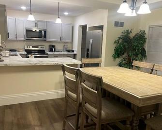 Private & Spacious Home 5 miles from Notre Dame - Mishawaka - Cocina