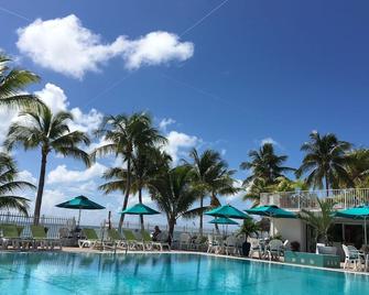 Canal side location with beach & pool club membership! - Key Colony Beach - Pool