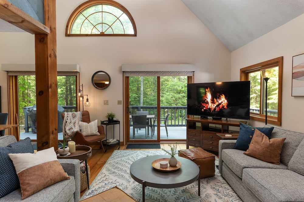 Chalet Nestled in the Woods with Private Hot Tub & Close to Everything - Intervale - Living room
