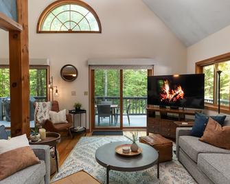 Chalet Nestled in the Woods with Private Hot Tub & Close to Everything - Intervale - Living room