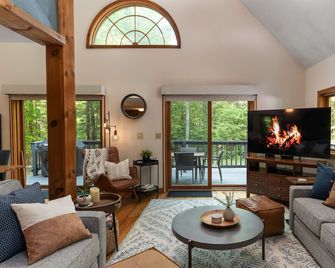 Chalet Nestled in the Woods with Private Hot Tub & Close to Everything - Intervale - Living room