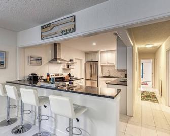 Entire Beach House On Ocean Blvd Fort Lauderdale! - Fort Lauderdale - Kitchen