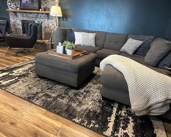 Cozy Lakefront Townhome W/ 3 Br, Wifi, Ac, Smart Tv, Kitchen. Pet Friendly! - Spicer - Sala de estar