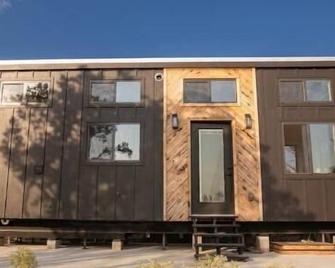 Charming Lookout Retreat – Perfect Tiny Home w/ Scenic Vistas - Ranger - Building